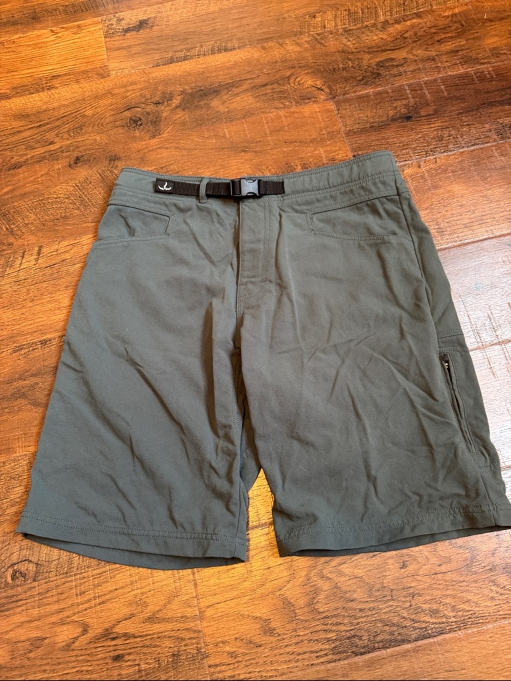 Amazing mens Prana Brand hiking shorts in size “Large.